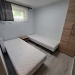 W Zabytkowym Parku Nad Jeziorem Apartament