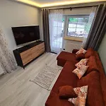 W Zabytkowym Parku Nad Jeziorem Apartament Jeziory Wielkie