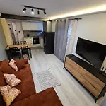 W Zabytkowym Parku Nad Jeziorem Apartament