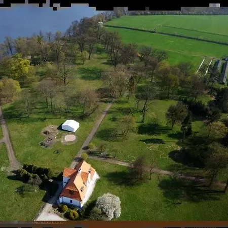 W Zabytkowym Parku Nad Jeziorem Apartment *