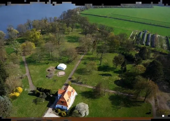 W Zabytkowym Parku Nad Jeziorem Daire *