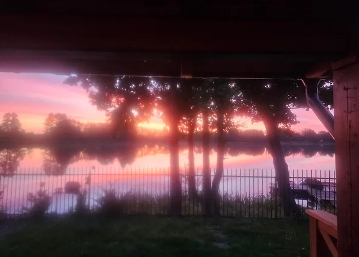 W Zabytkowym Parku Nad Jeziorem Daire