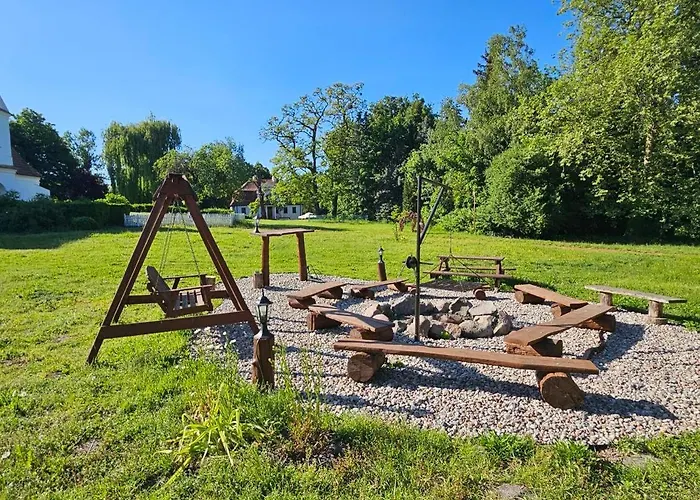 W Zabytkowym Parku Nad Jeziorem Daire *